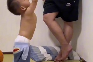 小孩哥投篮太有范儿！从一岁练到四岁，功底扎实。